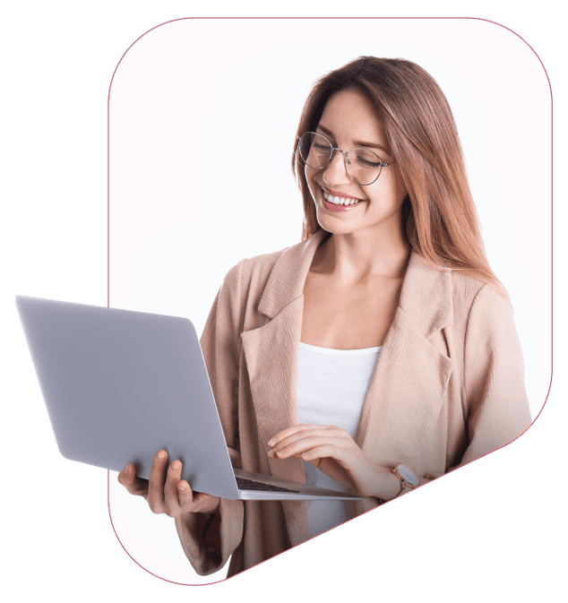 Mulher sorrindo enquanto usa um notebook, com fundo branco e borda arredondada em rosa-claro.