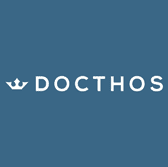 Logo da DOCTHOS, com um ícone branco de coroa estilizada à esquerda e o nome “DOCTHOS” em letras maiúsculas brancas sobre fundo azul.