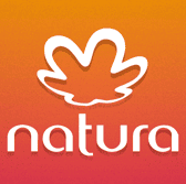 Logo da Natura em branco, com símbolo estilizado de uma folha acima do nome “natura”, sobre fundo em degradê que vai do laranja ao vermelho.